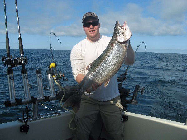 Helicopter Pilot Proves He Can Maneuver Lake Trout! - Milky Way Fishing ...